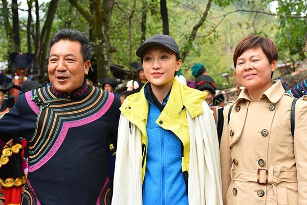 周迅到凉山扶贫，品尝并称赞当地特产—环太苦荞茶！