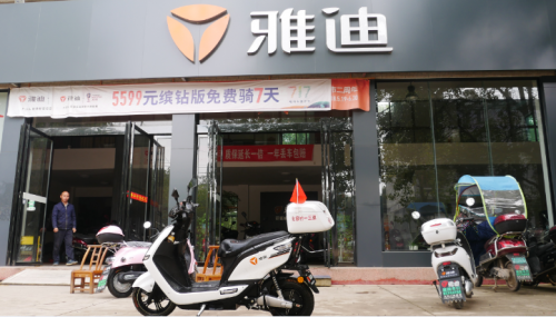 骑着雅迪E7电动车穿越无人区,遇见中国最美的