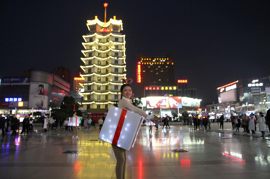二七广场上荧光音浪，路人纷纷围观，究竟发生了什么？