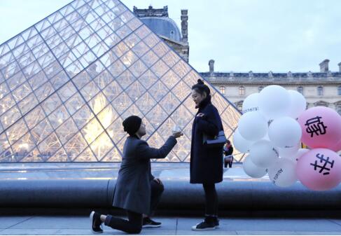 女留学生分手也要回国，法国男友当即在卢浮宫求婚！