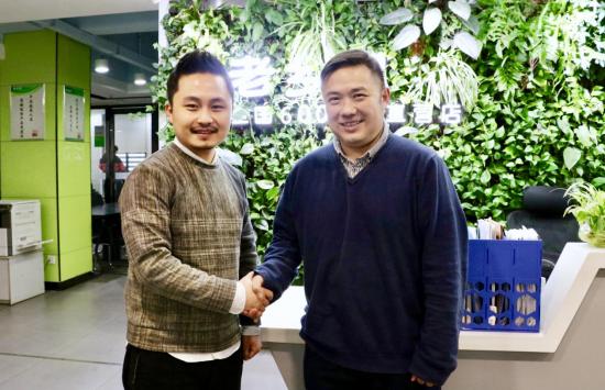 老乡鸡执行董事,总经理束小龙与餐道ceo李振宏亲切合影