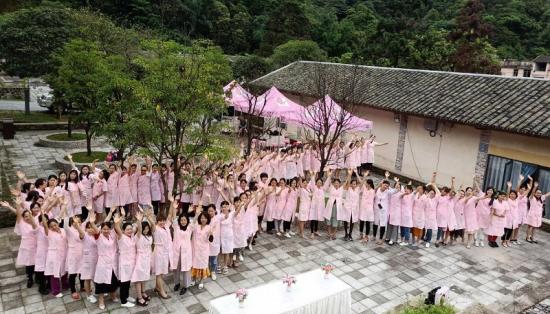 粉红丝带525爱乳健康中国行走进大容山