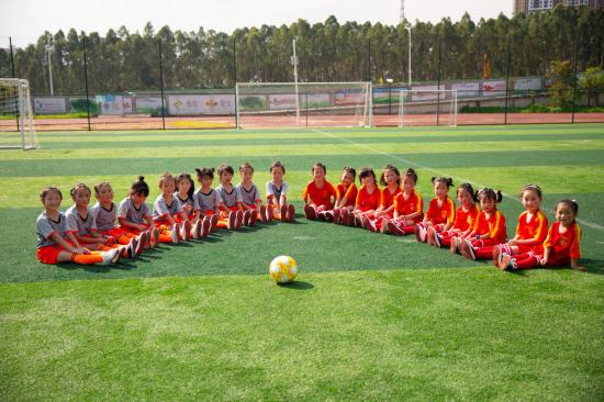 深圳幼儿园毕业照COSPLAY中国女足：最萌粉丝团