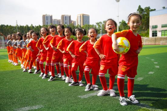 深圳幼儿园毕业照COSPLAY中国女足：最萌粉丝团