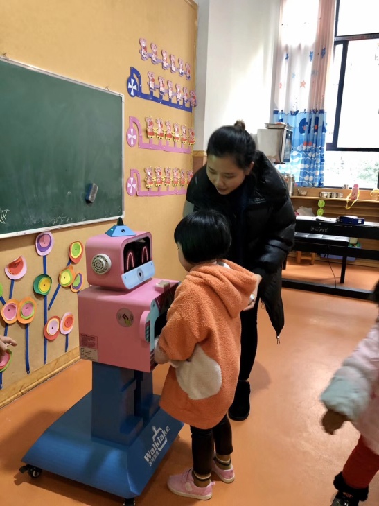 重庆两幼儿园添置晨检新装备——沃柯雷克晨检机器人