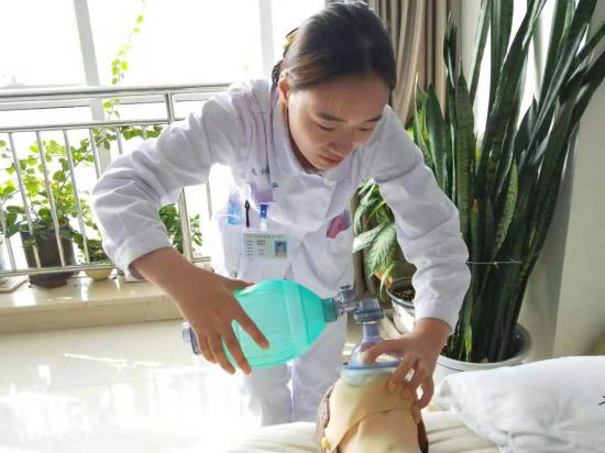 河南省肿瘤医院血液九病区护士用行动和爱心诠释了“白衣天使”的天职