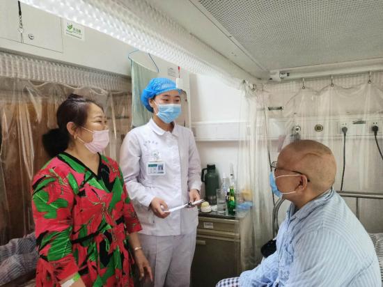 河南省肿瘤医院血液九病区护士用行动和爱心诠释了“白衣天使”的天职