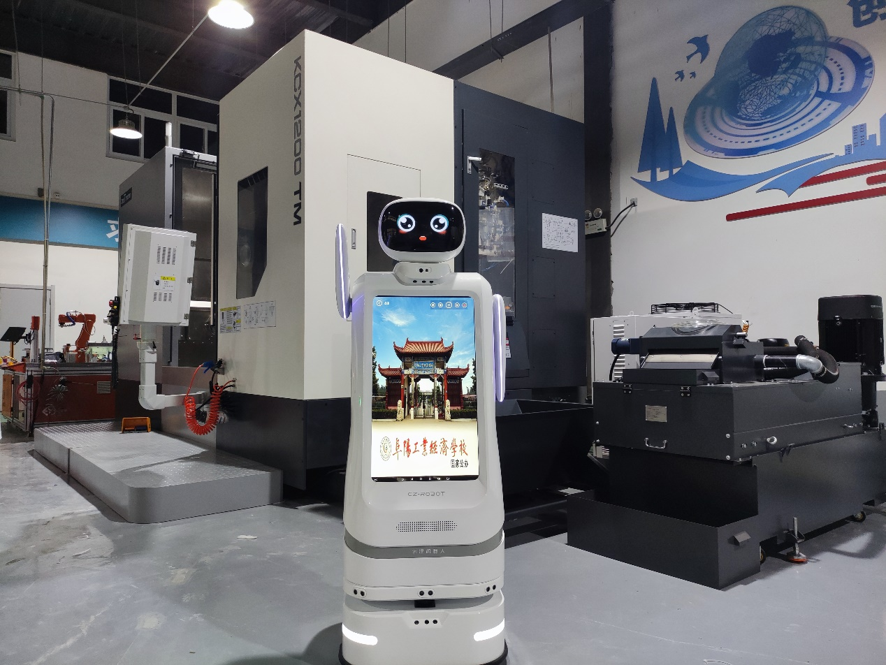 安徽阜阳工业经济学校迎来AI新伙伴：西海重德智能迎宾机器人正式上岗