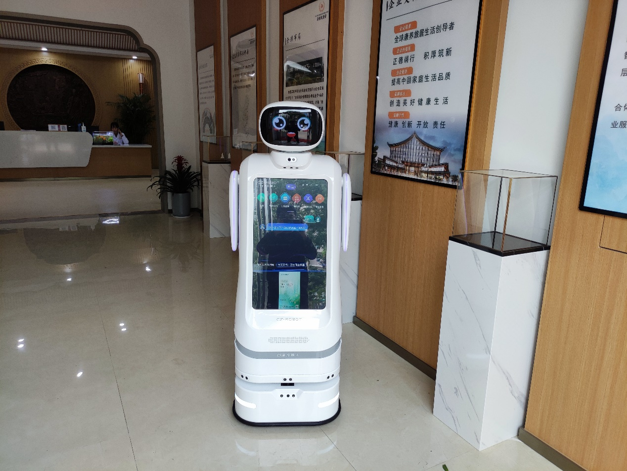 新乡金旅居康养有限公司引入西海重德智能迎宾机器人，“全球康养旅居生活创导者”智慧服务再升级