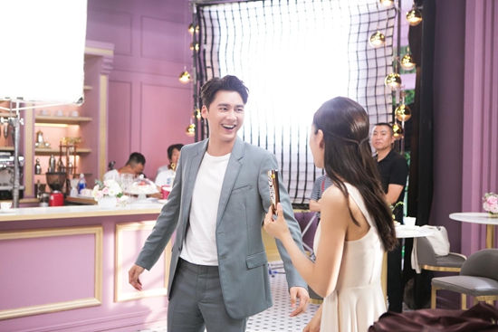 angelababy携手李易峰再度代言德芙号召全民女性加入德芙因愉悦而不凡