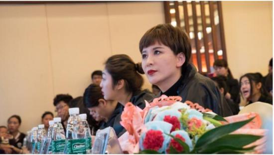 她说:"没有经历一次彻底的痛苦,刻骨铭心的失败,你就看不清未来!