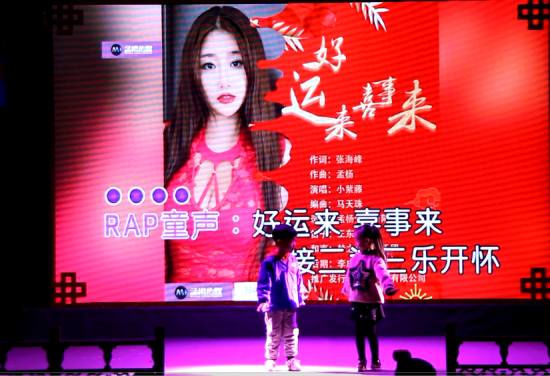 香港小紫藤罗云琦出席2019全球华语艺术春晚倾情献唱引人追捧